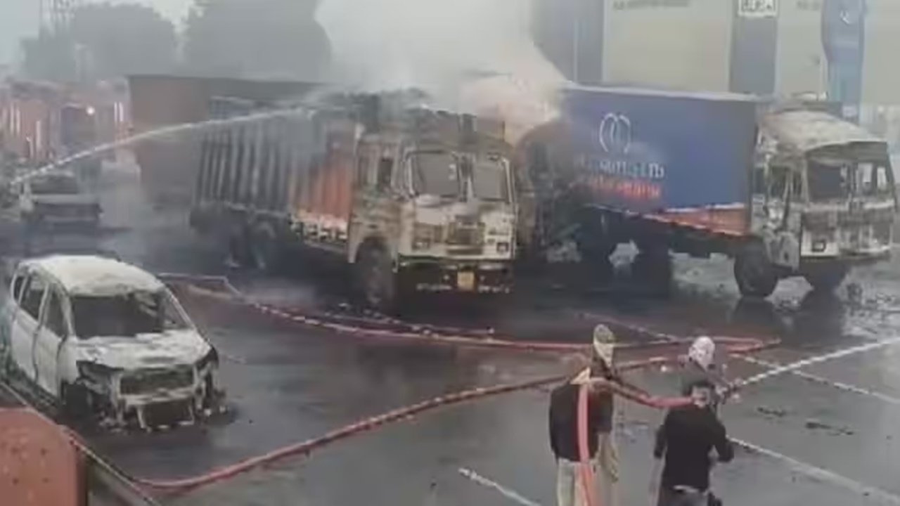 जयपुर में दर्दनाक सड़क हादसा : CNG  गैस भरे टैंकर की दूसरे ट्रक से हुई टक्कर से लगी आग से आसपास की 40 गाड़ियां जलकर स्वाहा, हादसे में अब तक छह लोगों की मौत की पुष्टि