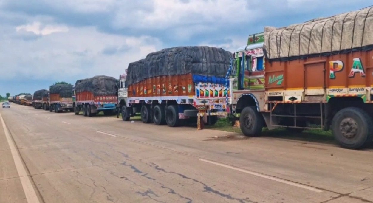 पश्चिम बंगाल सरकार की तानाशाही रवैया बरकरार, आलू से लदी ट्रकों को झारखंड बंगाल के सीमा पर रोका गया