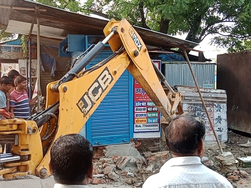 यूपी के तर्ज पर झारखंड के पाकुड़ में चला बुलडोजर, सड़क अतिक्रमण कर रहे दुकानदारों को हटाया गया