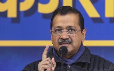 दिल्ली के पूर्व मुख्यमंत्री अरविंद केजरीवाल की कार पर पत्थरबाजी