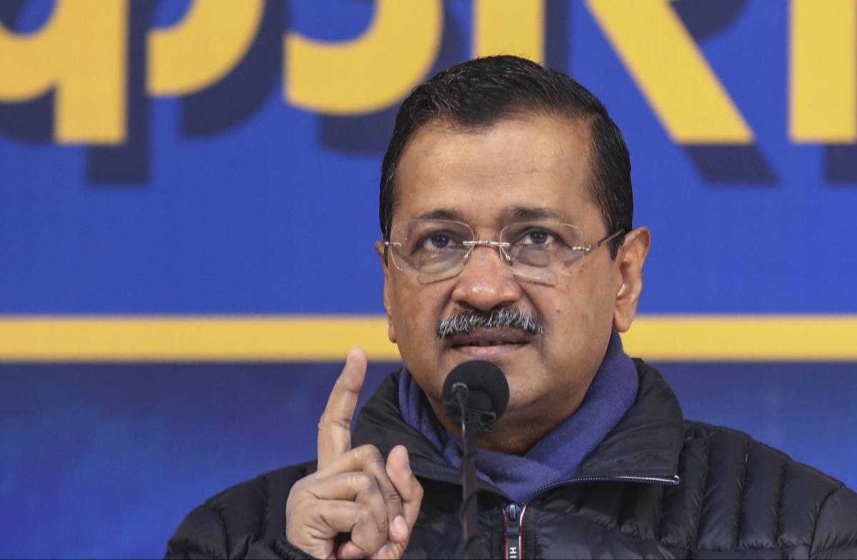 दिल्ली के पूर्व मुख्यमंत्री अरविंद केजरीवाल की कार पर पत्थरबाजी