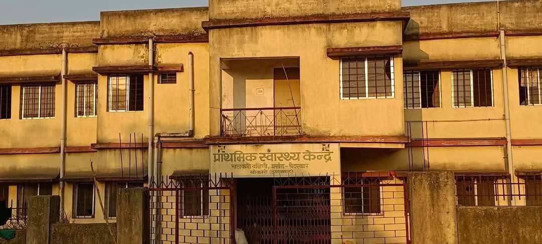 प्राथमिक स्वास्थ्य केंद्र के हॉस्टल में नकली शराब फैक्ट्री का भंडाफोड़, 27 लाख की अवैध शराब और मशीन जब्त