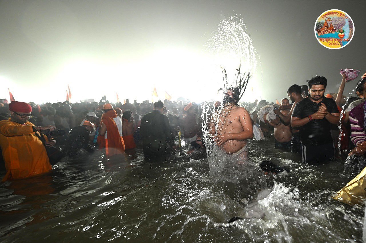 Inauguration of Mahakumbh: 1.65 crore devotees took holy bath at 44 ghats on the first day