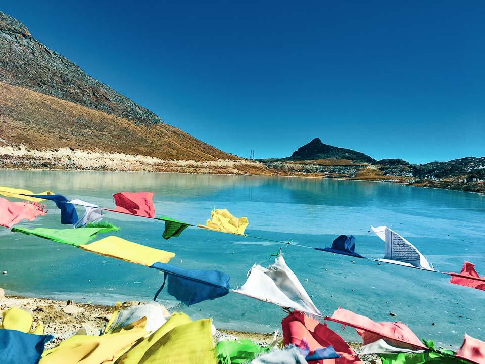 जमी हुई सेला झील पर फंसे सैलानी,बचाव दल की मुस्तैदी से बची जानें