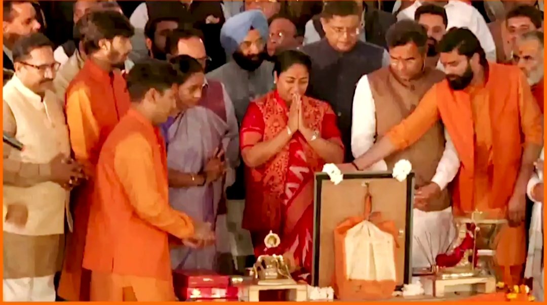 कैबिनेट मंत्रियों के साथ वासुदेव घाट पर सीएम रेखा गुप्ता