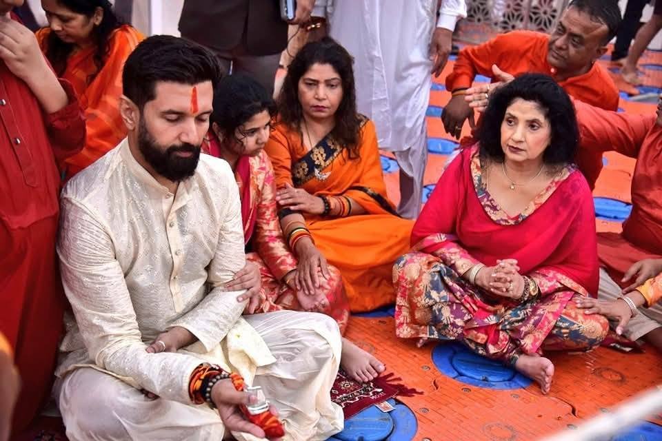 महाकुंभ 2025: केंद्रीय मंत्री चिराग पासवान ने सपरिवार संगम में किया पावन स्नान