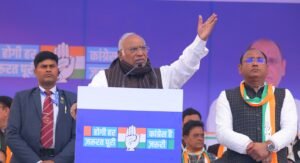 खरगे का गुस्सा सातवें आसमान पर।