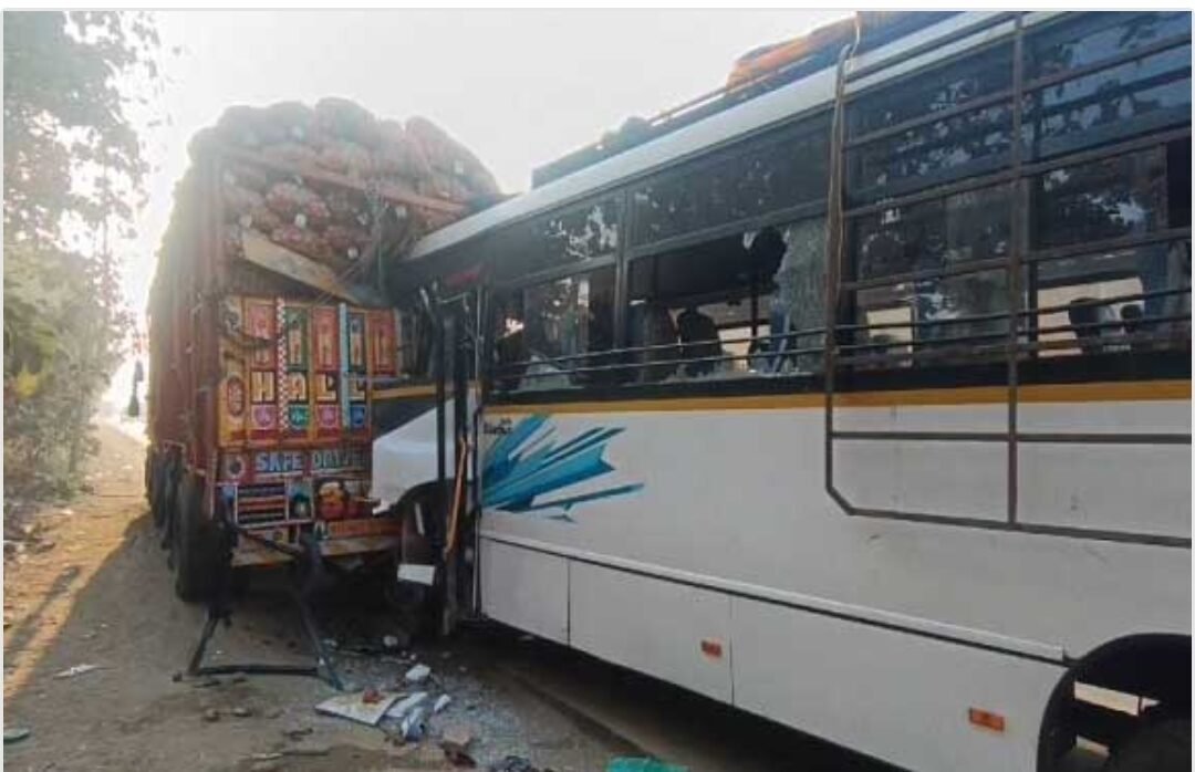 हजारीबाग में भीषण सड़क हादसा: महाकुंभ से लौट रही बस ट्रक से टकराई, कई यात्री घायल