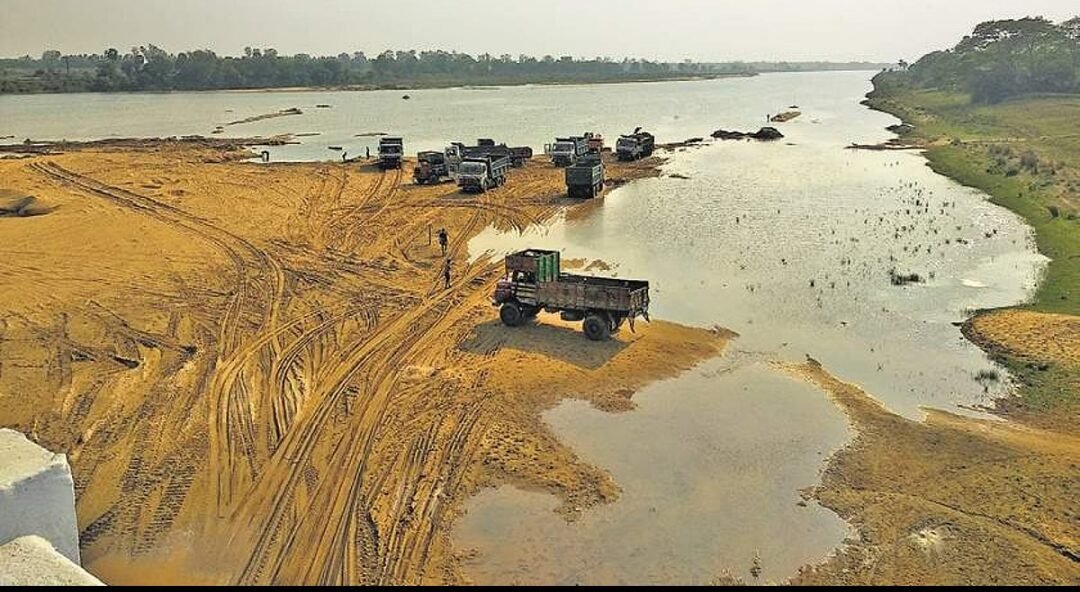 बालू तस्करी मामले में बड़ी कार्रवाई: राजस्व उपनिरीक्षक और चौकीदार निलंबित, थानेदार पर भी लटकी कार्रवाई की तलवार
