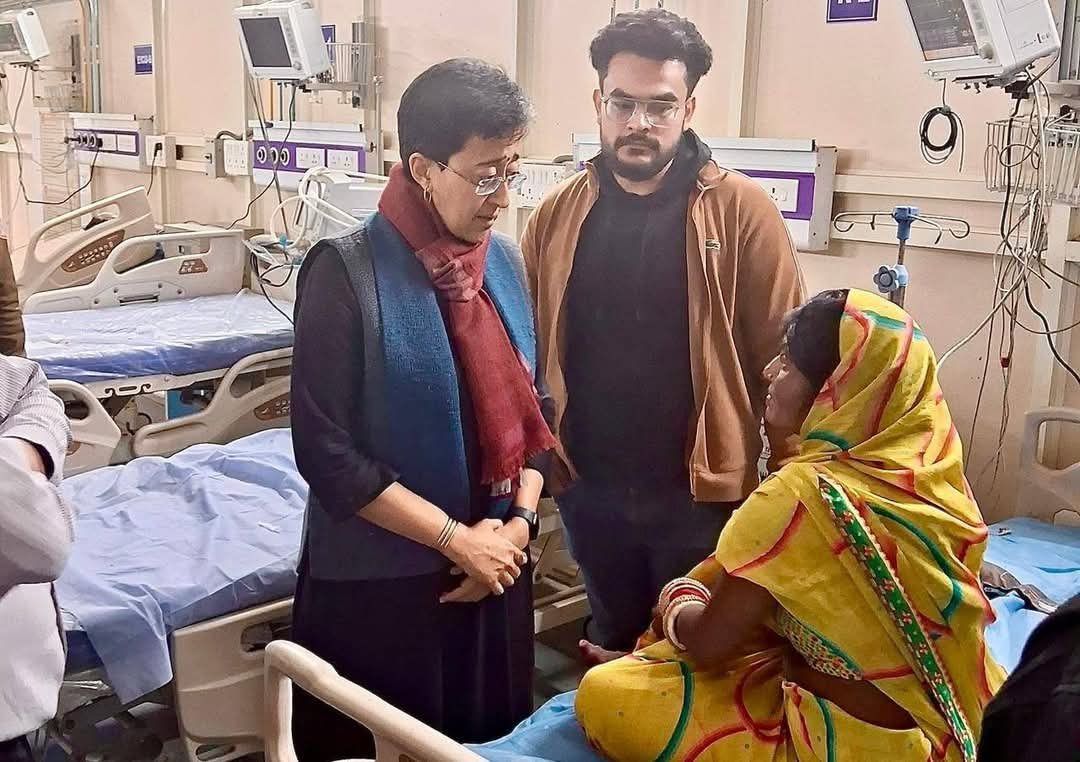 नई दिल्ली रेलवे स्टेशन हादसा: कार्यवाहक मुख्यमंत्री आतिशी ने LNJP अस्पताल में घायलों से की मुलाकात