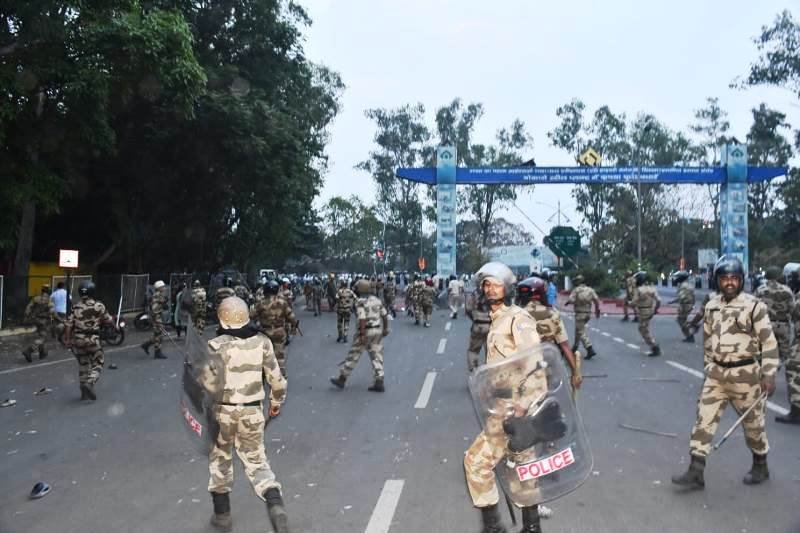 बोकारो स्टील सिटी में विस्थापितों का उग्र प्रदर्शन, लाठीचार्ज में युवक की दर्दनाक मौत